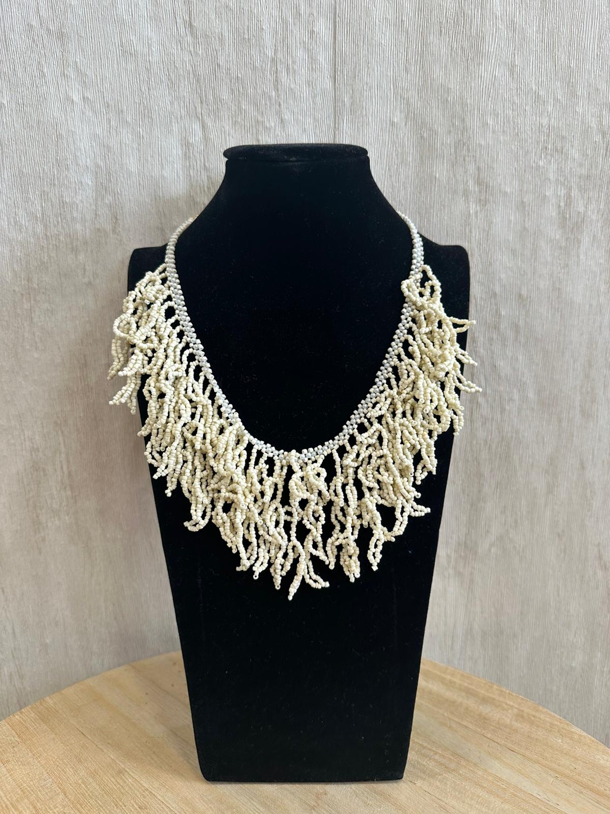 COLLAR CORALES BLANCO