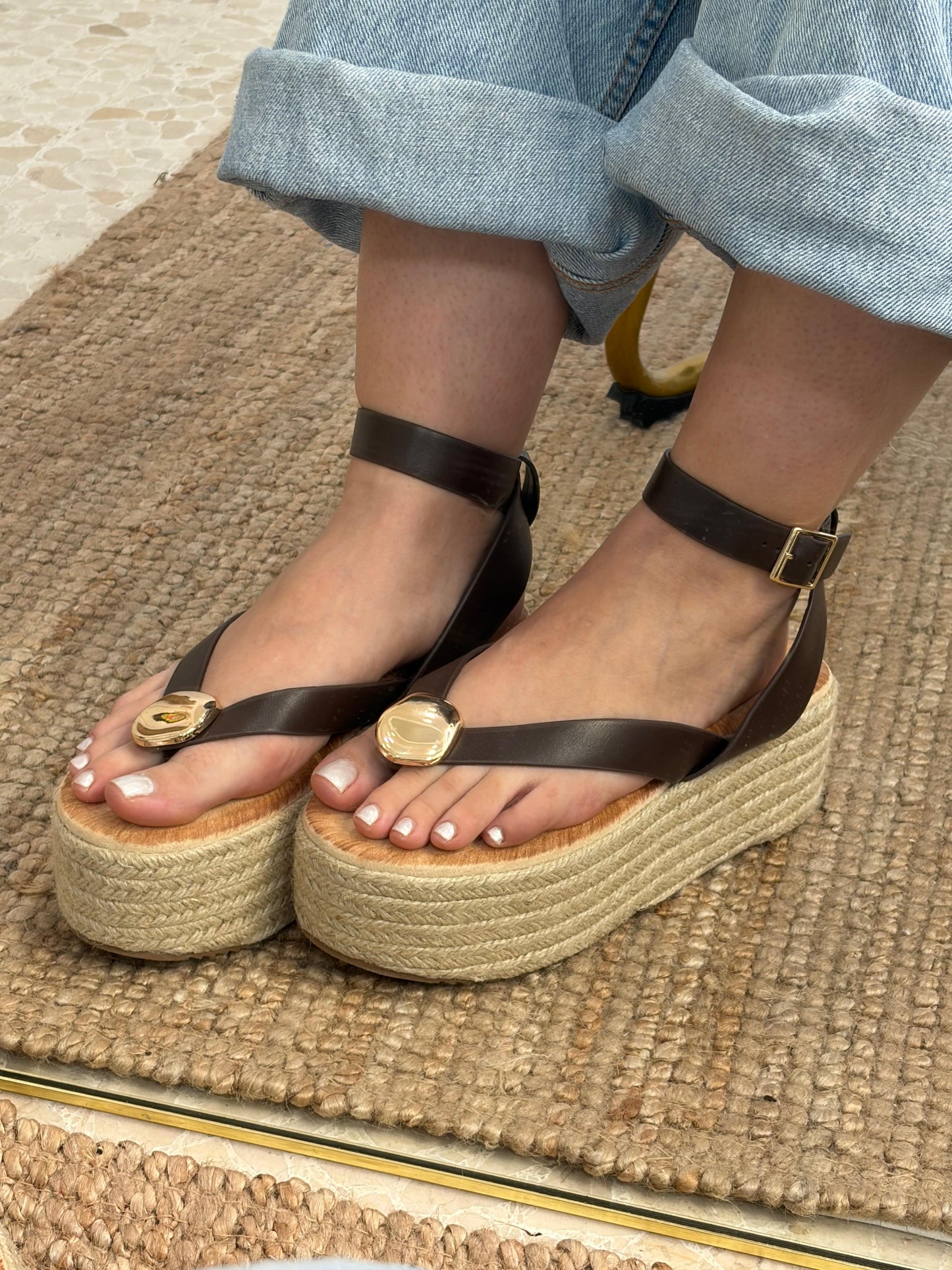 SANDALIAS DEDO CHOCOLATE