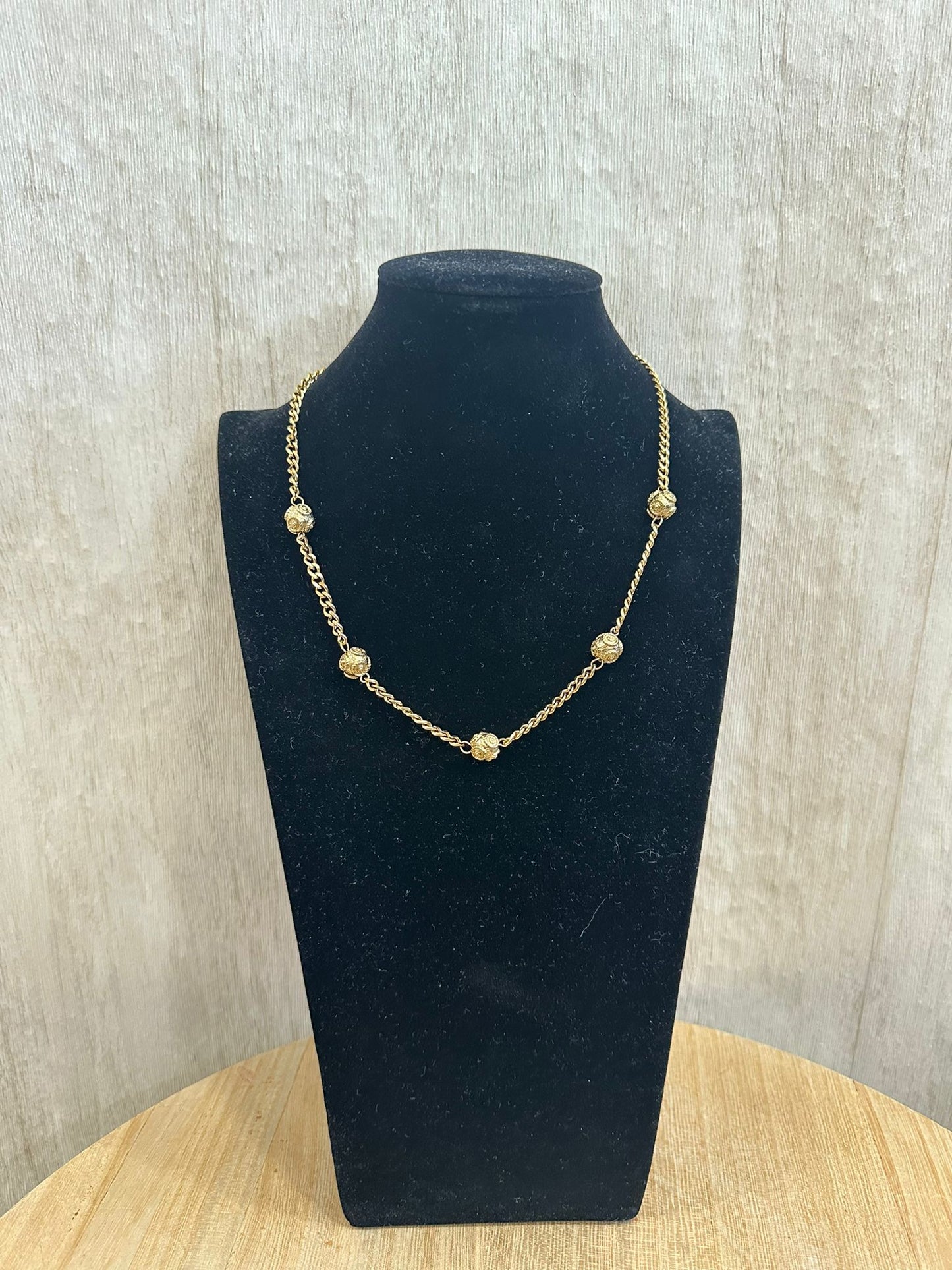 COLLAR DETALLE DORADO