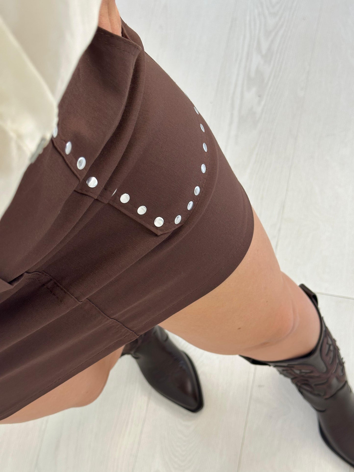 FALDA TACHUELAS MARRON
