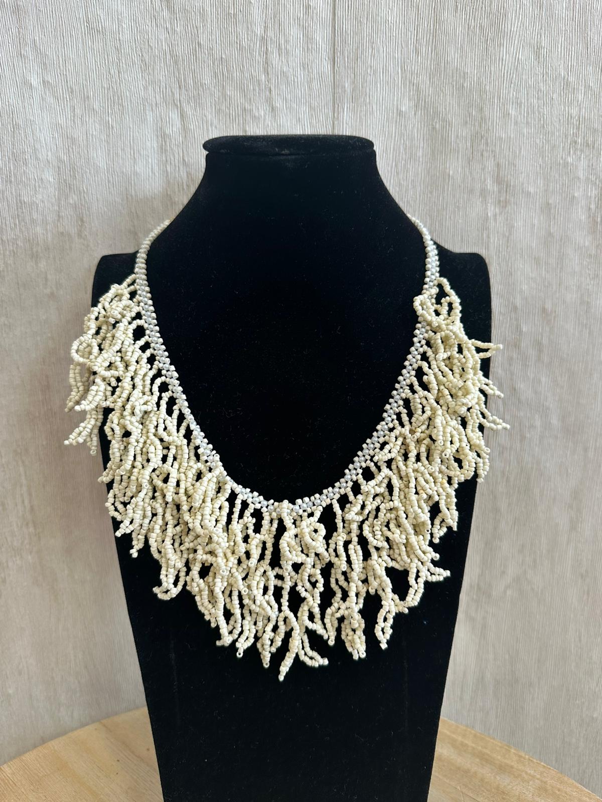 COLLAR CORALES BLANCO