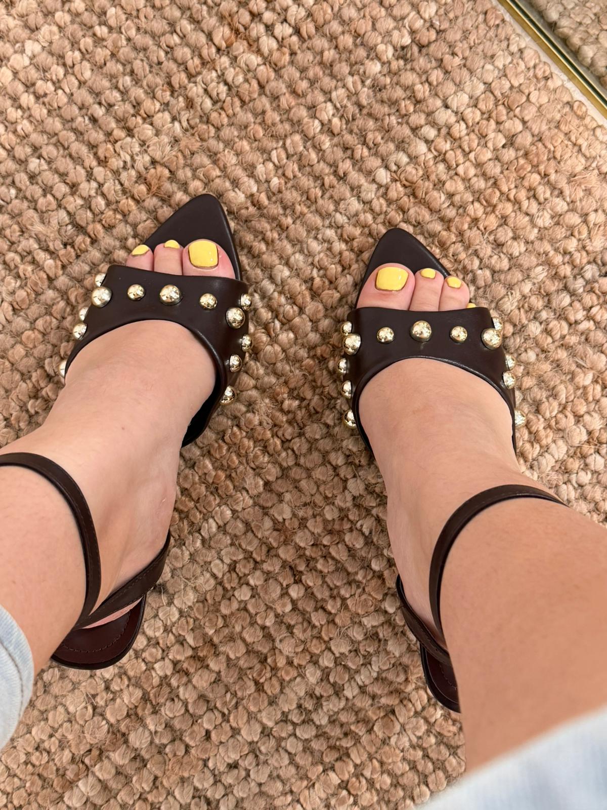 SANDALIA TACHUELAS MARRON