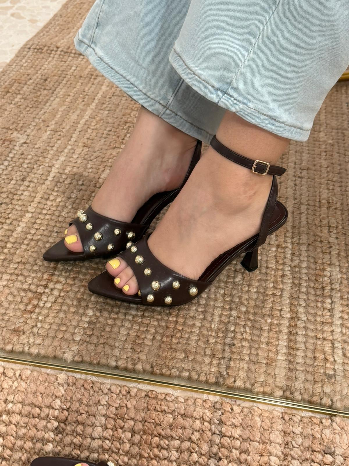 SANDALIA TACHUELAS MARRON