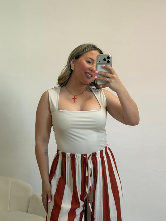 TOP ESCOTE CUADRADO BEIGE