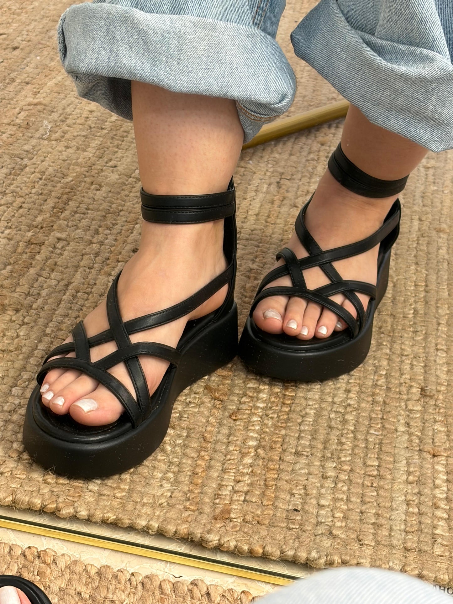 SANDALIAS AGATHA NEGRAS